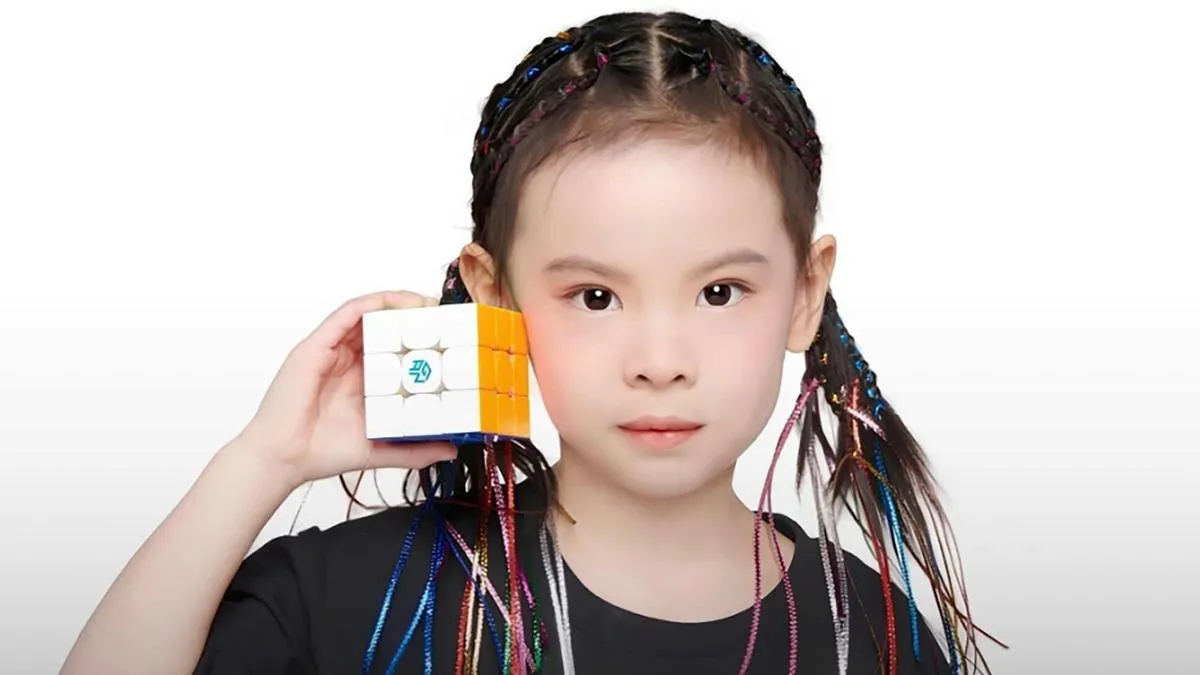6 år gamle Lian Yunzhi under en Rubiks kube-turnering